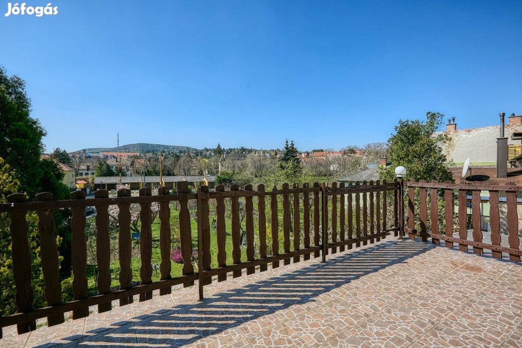 Társasházi lakás kiváló lokációban, panorámás nagy terasszal eladó