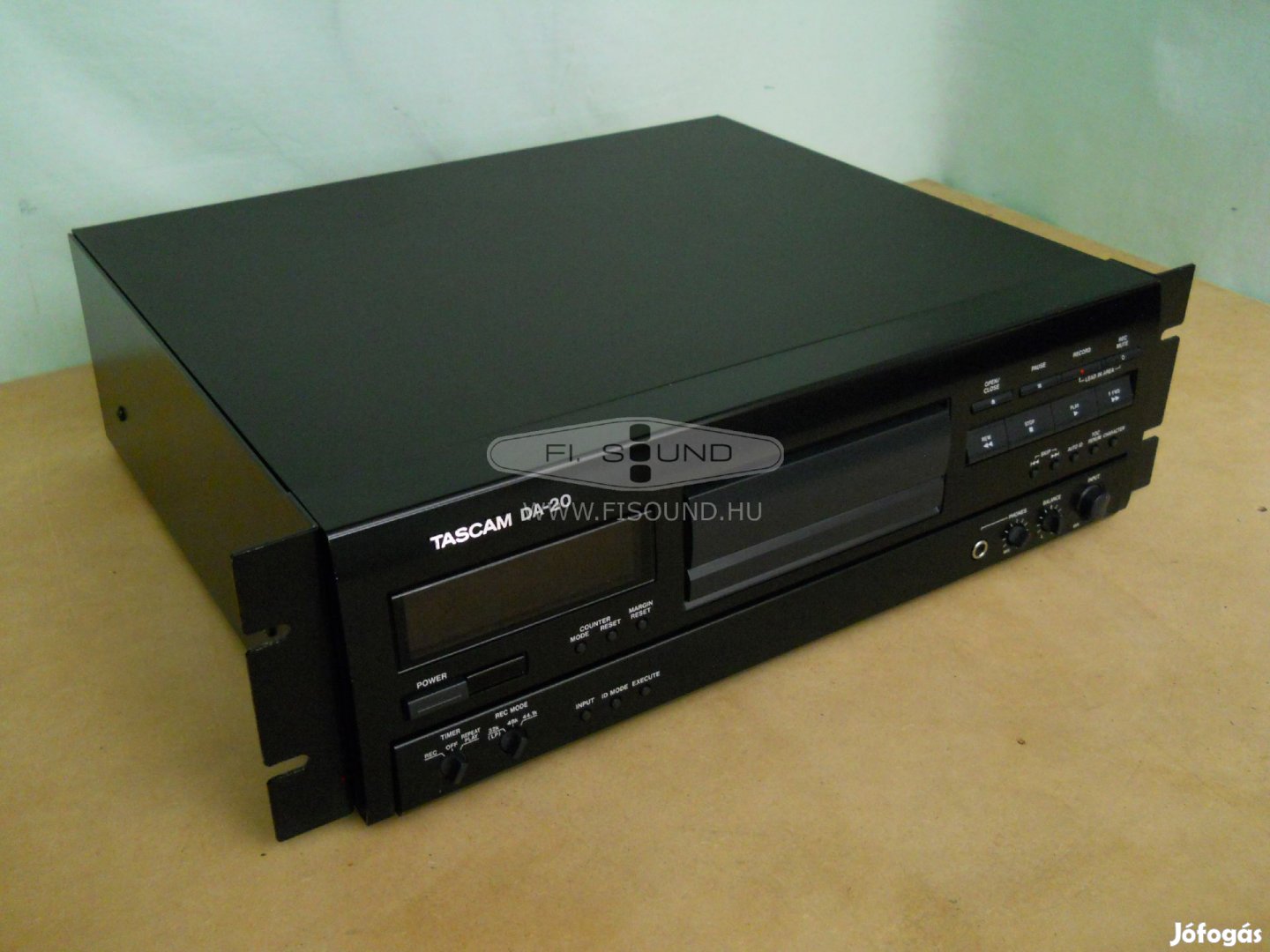 Tascam DA-20 ,1 kazettás DAT lejátszó aranyozott csatlakozókkal