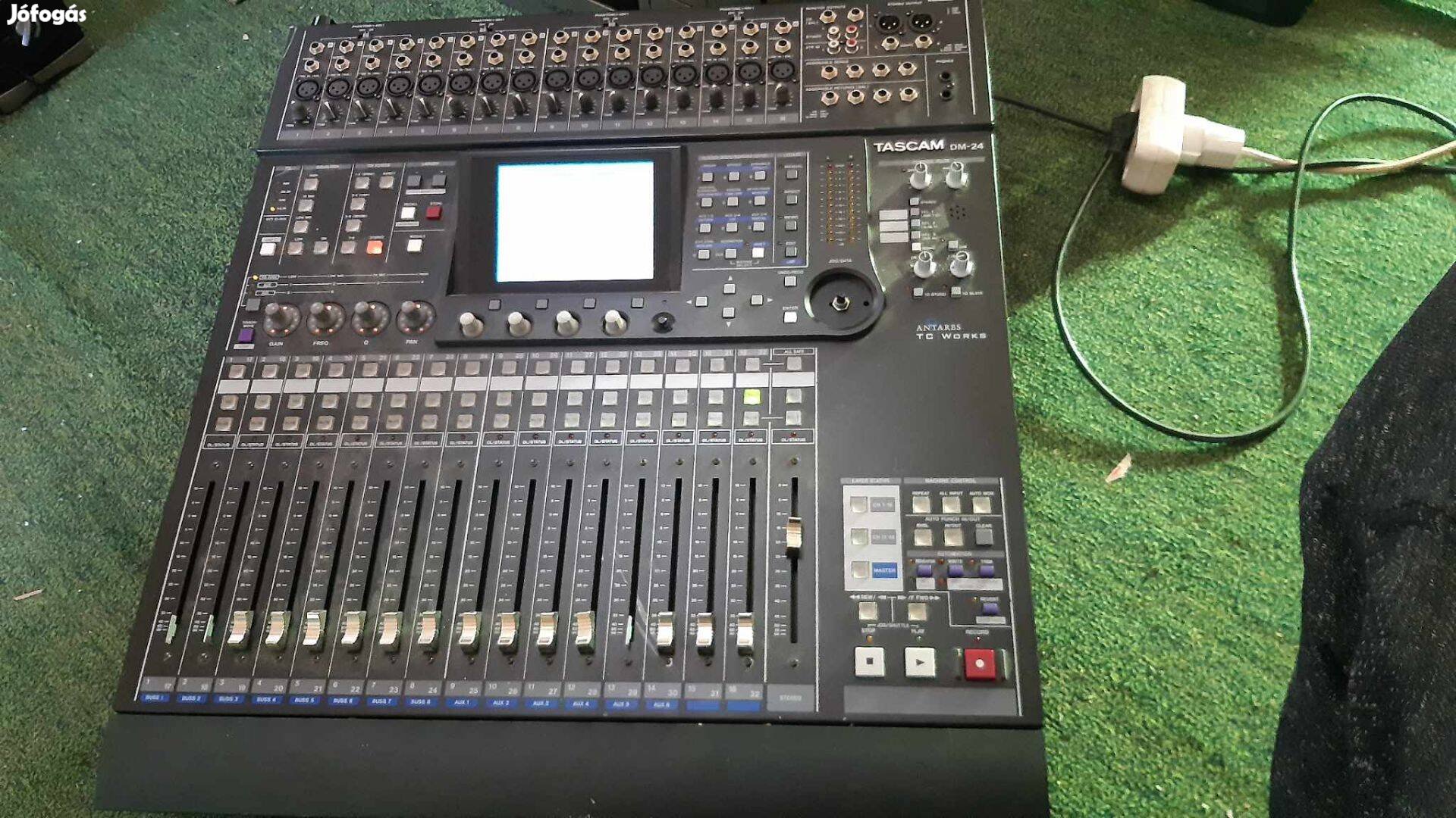 Tascam DM24 digitális keverő + rack