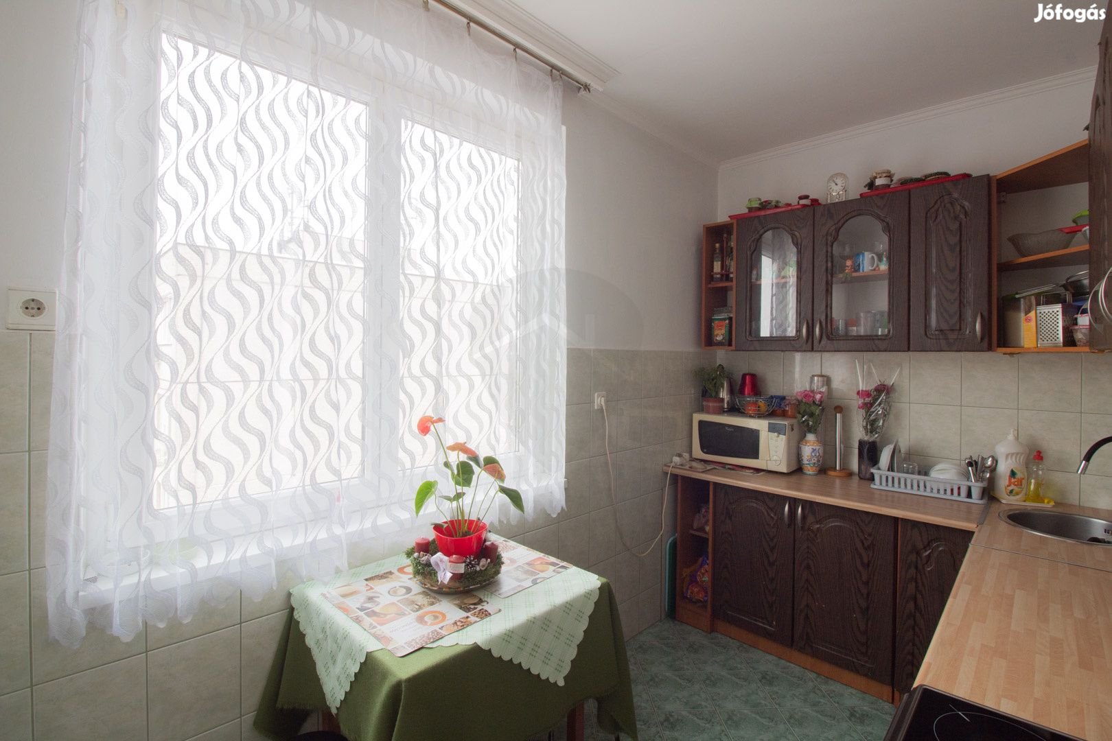 Tatabánya Dózsakertben kínálunk megvételre, egy 2 szoba + hallos napfé