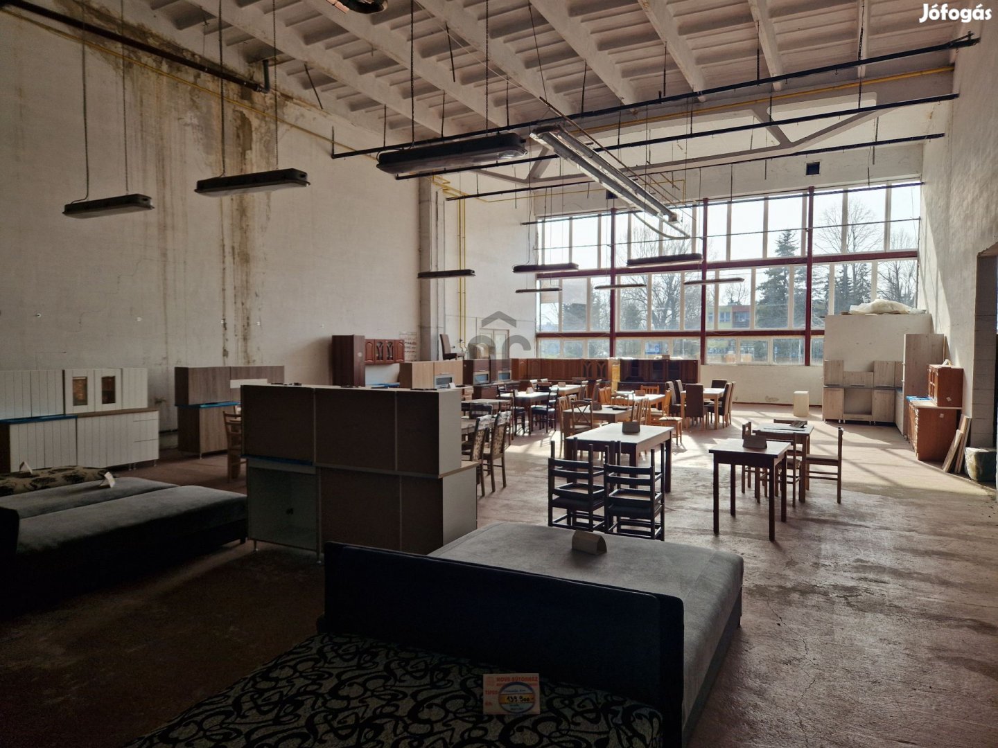 Tatai kiadó üzleti célú ingatlan