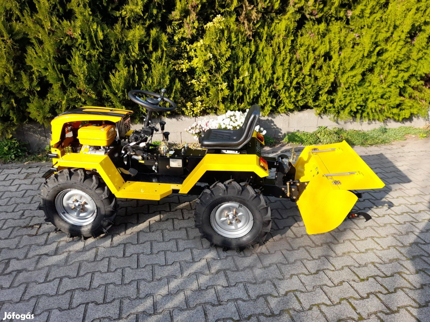 Tauros Zx 18 4x4, 18 LE-s kistraktor talajmaróval szenzációs áron !!!