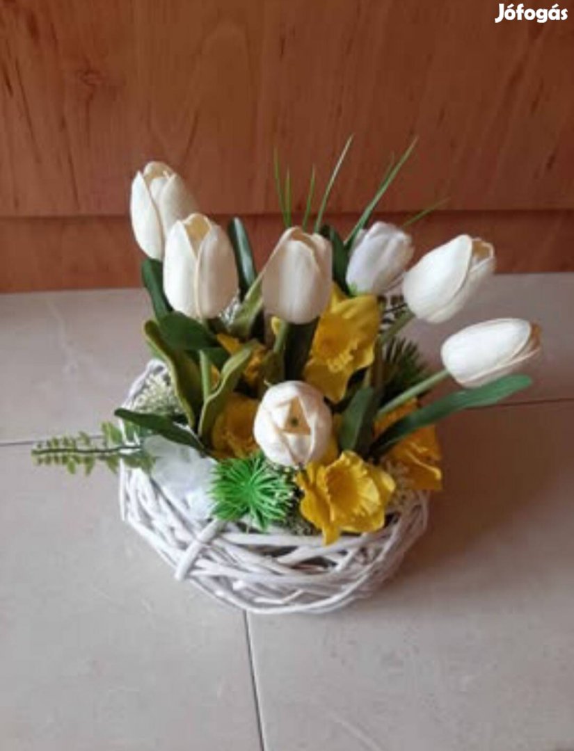 Tavaszi asztali dísz fonott kosárban új