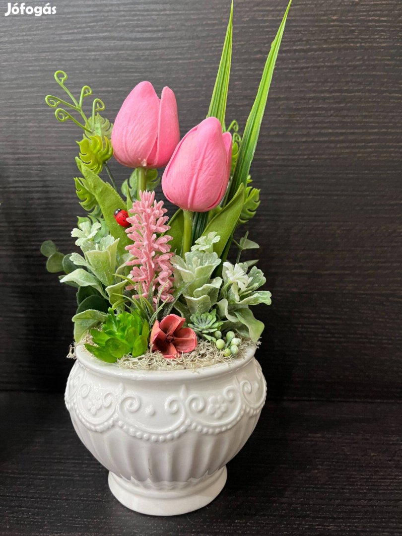 Tavaszi tulipános asztaldísz kerámia kaspóban