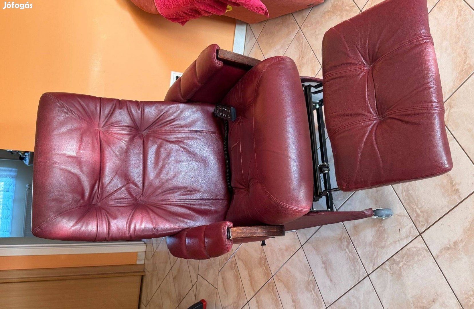 Távirányítható relaxációs bordó bőrfotel