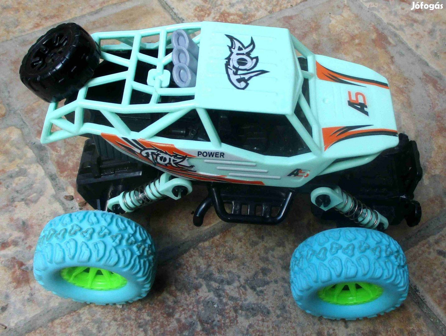 Távirányítós off-road terepjáró lengéscsillapítókkal
