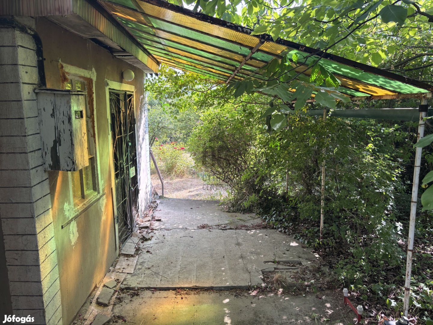 Távol a város zajától, Perecesen zöldövezeti telek eladó!