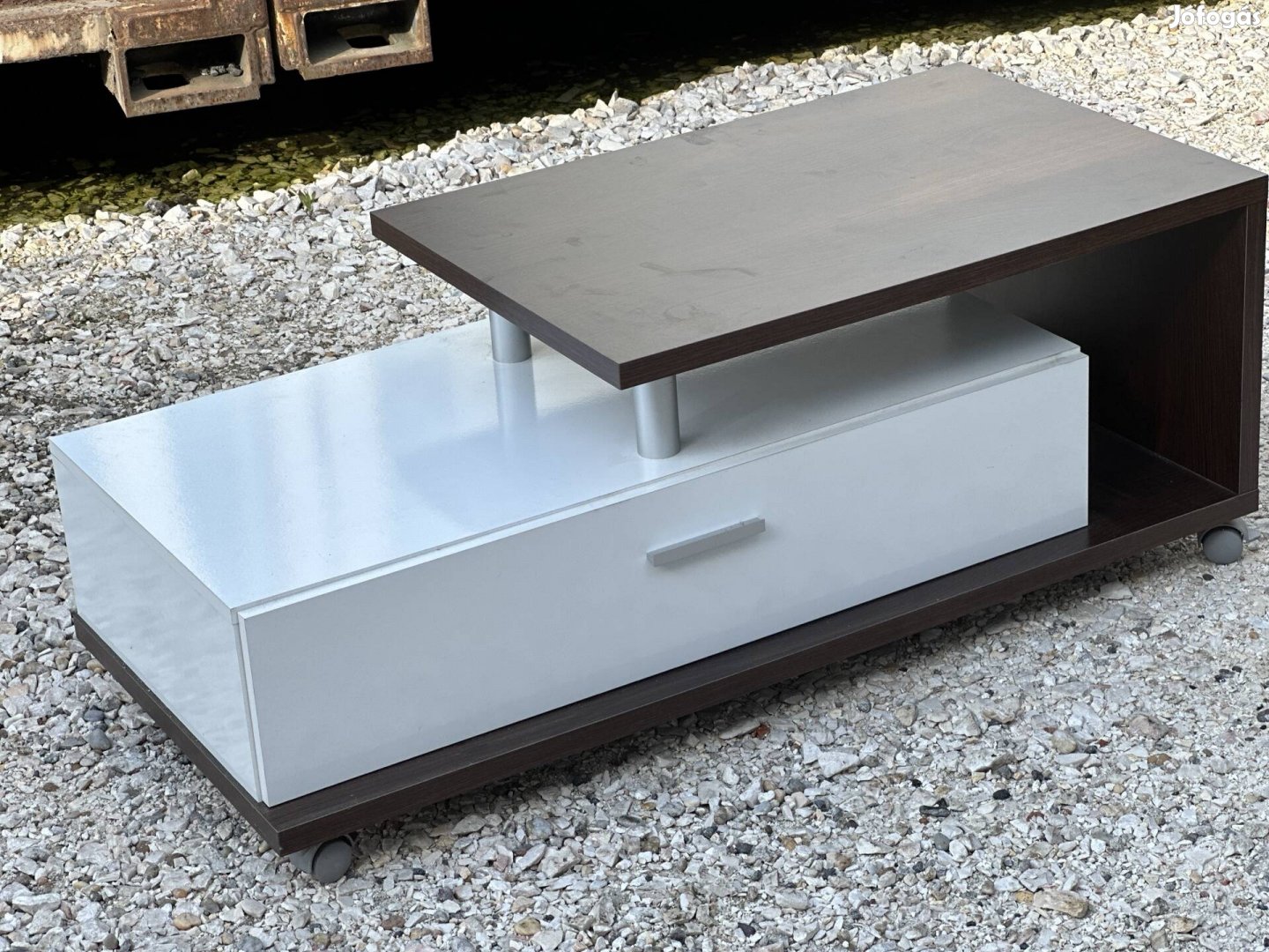 Tchibo exkluzív, design dohányzóasztal eladó!