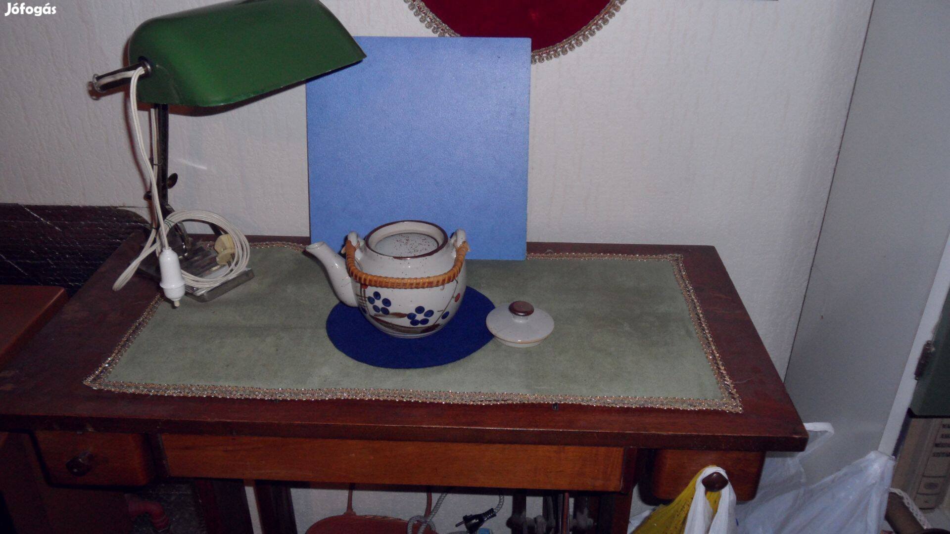 Tea kiöntő tároló kancsó festett majolika, nádazott fogantyúval 1 L