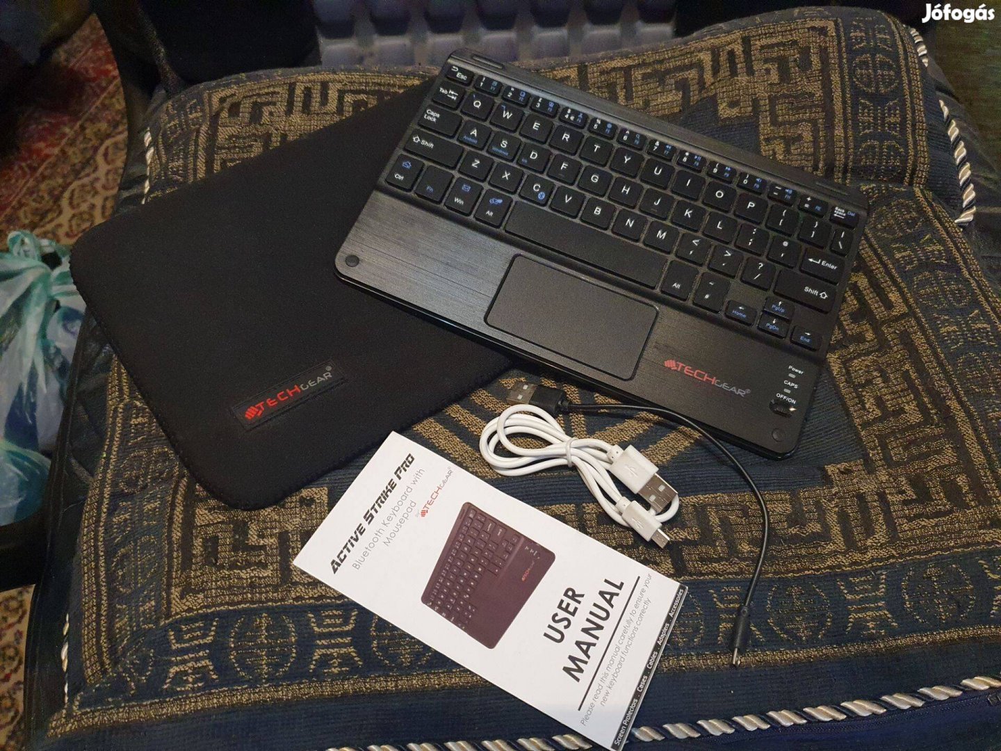 Techgear Bluetooth billentyűzet érintőpaddal, tokkal