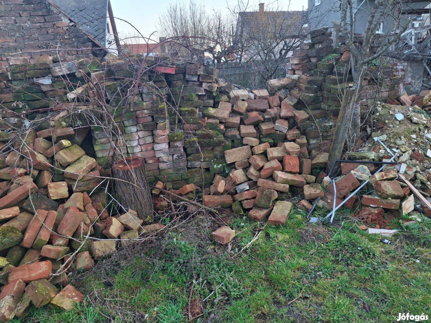 Tégla,cserép ingyen elvihető