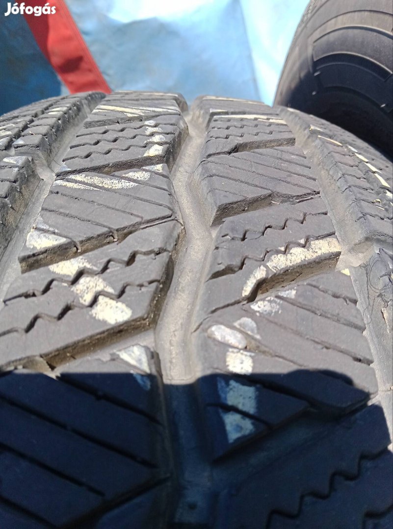 Teherautó téligumi