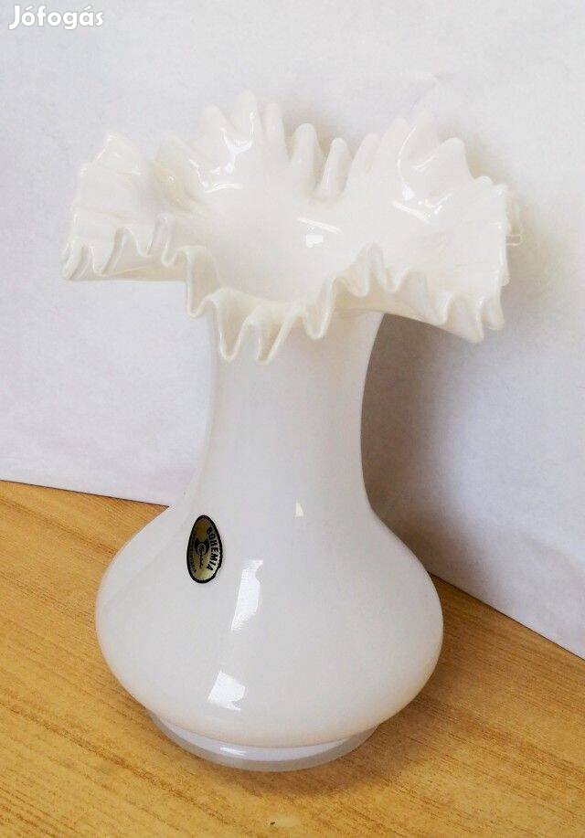 Tejüveg fodros peremezésű Biedermeier Bohemia váza 1960-s évek Csehors