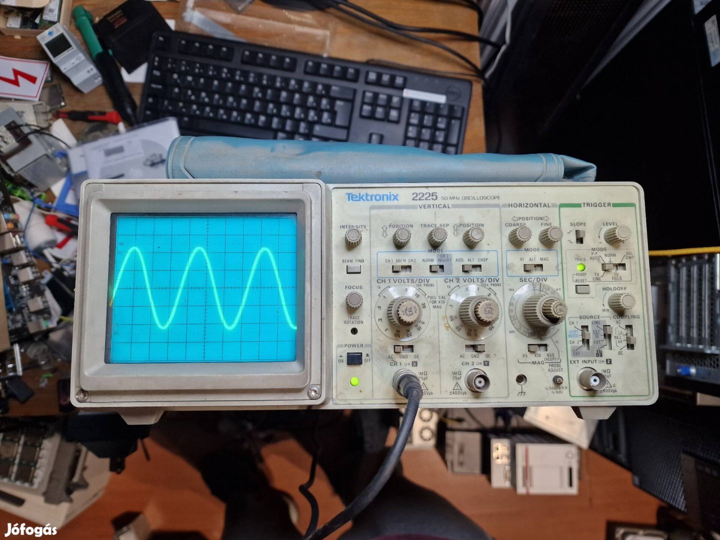 Tektronix 2225 oszcilloszkóp