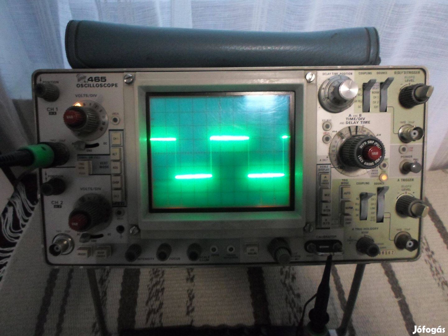 Tektronix 465 100MHz két csatornás oszcilloszkóp mérőfejjel