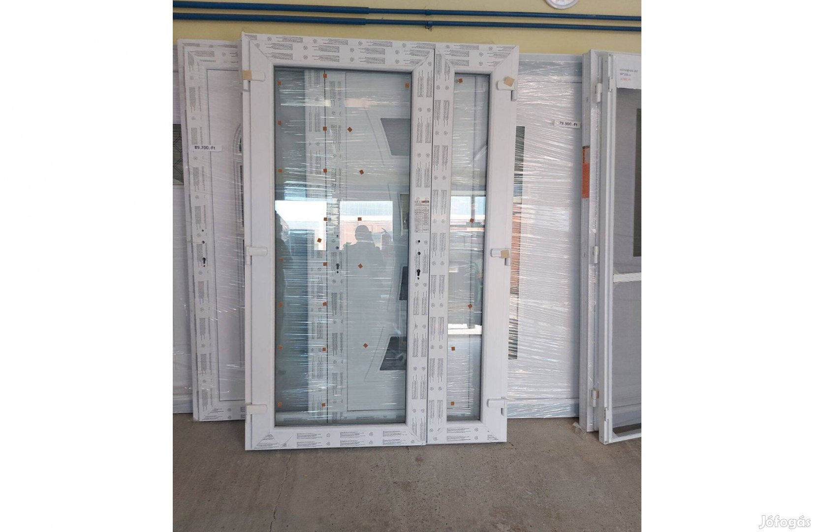 Tele üveges bejárati ajtó akár kétszárnyú 138x208 cm méretben is