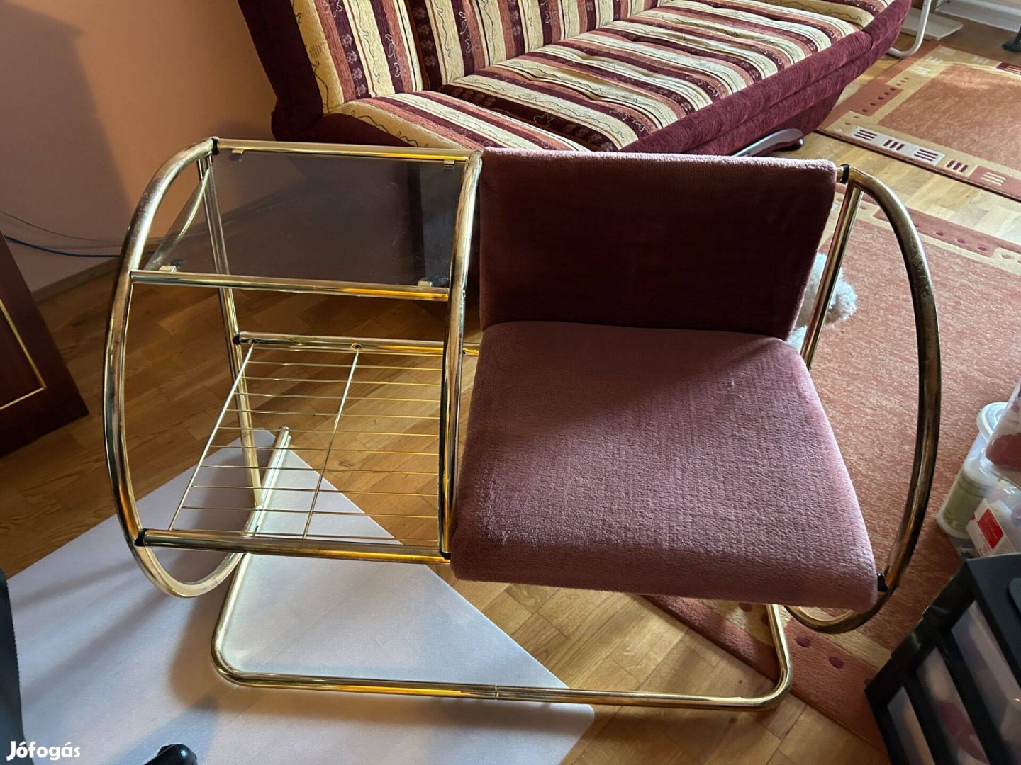 Telefonasztal újságtartóval eladó!