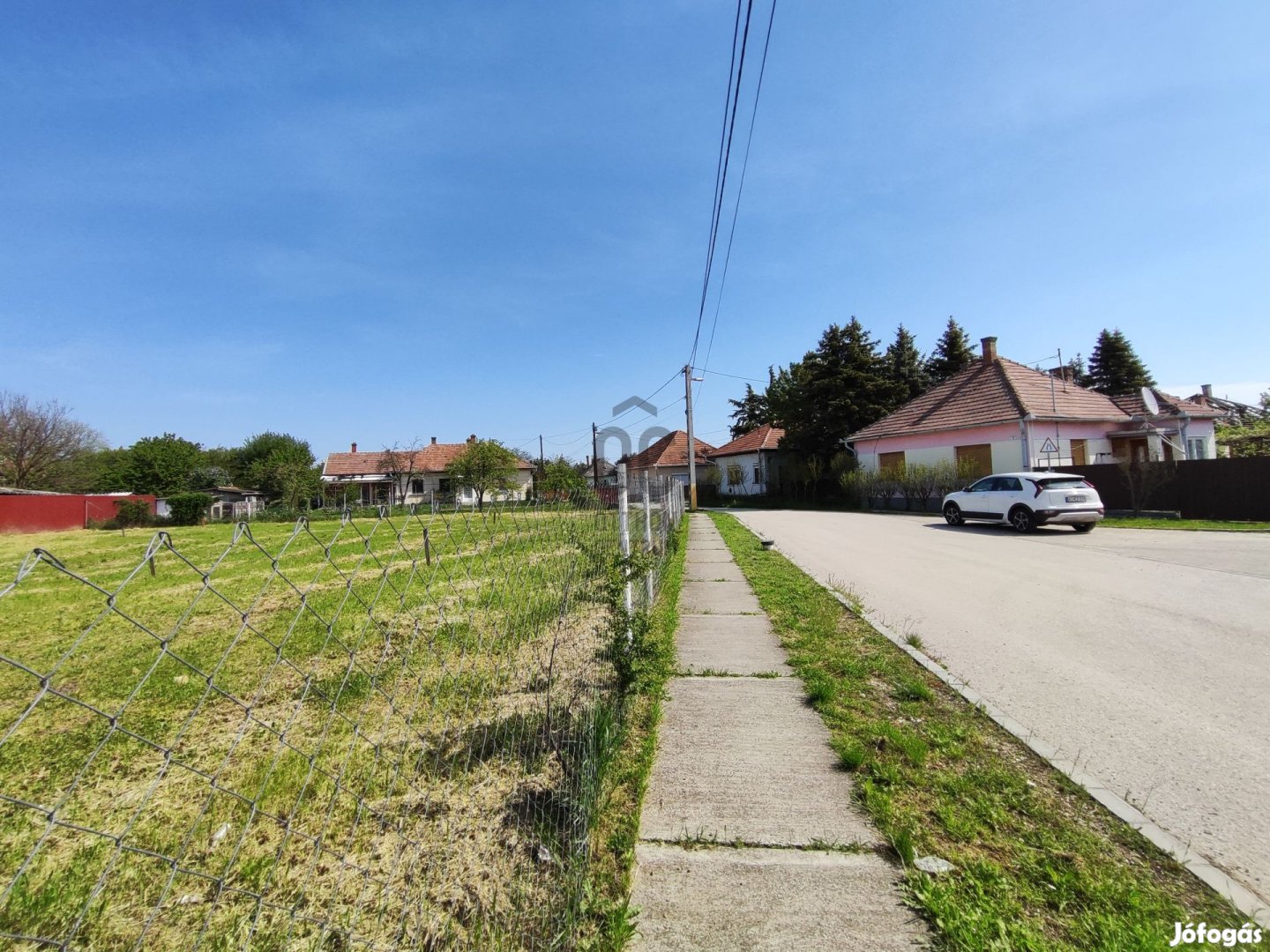 Telek Jászdózsa csendes lakóövezetében, de központi részén!