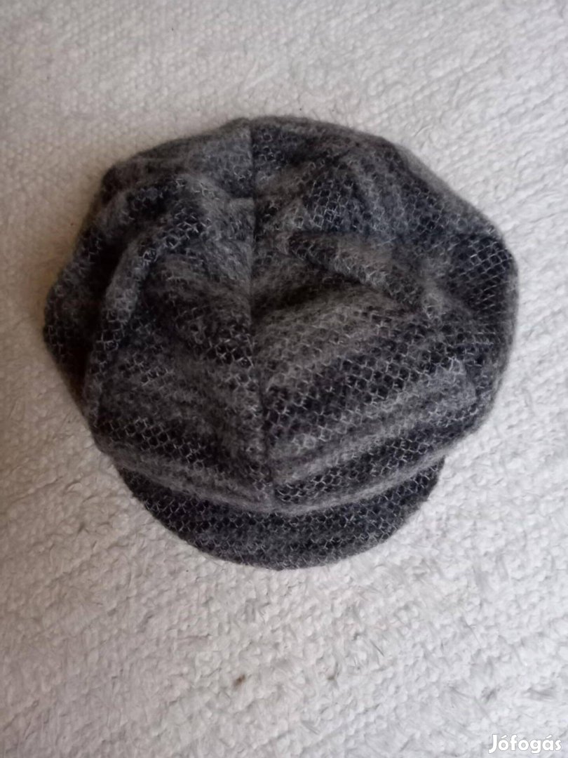 Téli, női, simléderes sapka eladó