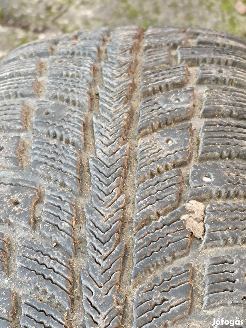 Téli gumi 13"acélfelnin eladó.