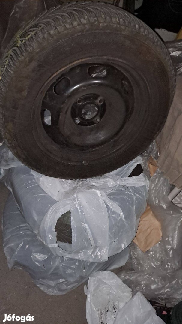 Téli gumi 185/65 R15 felnivel eladó