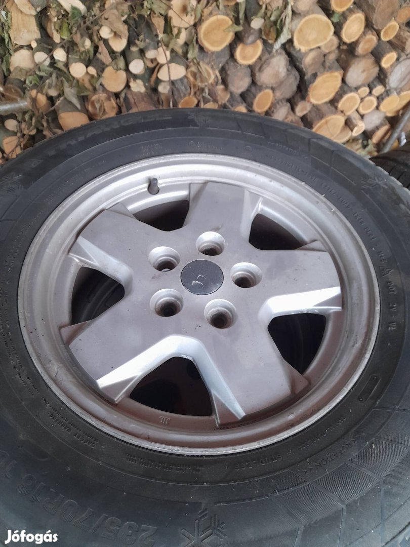 Téli gumi 6db 235/70r16 os alufelnivel együtt elado.