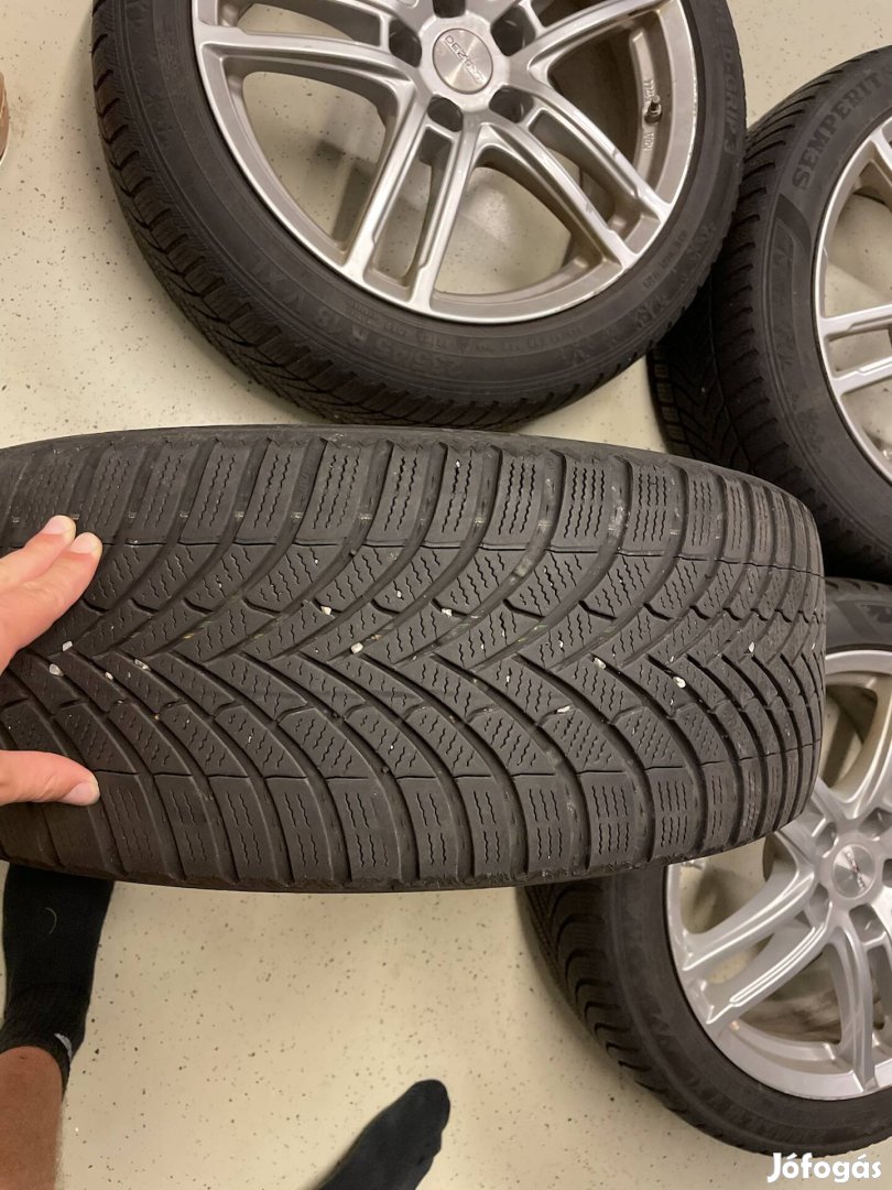 Téli gumi alufelnin 4mm szenzorral 235/45 r18