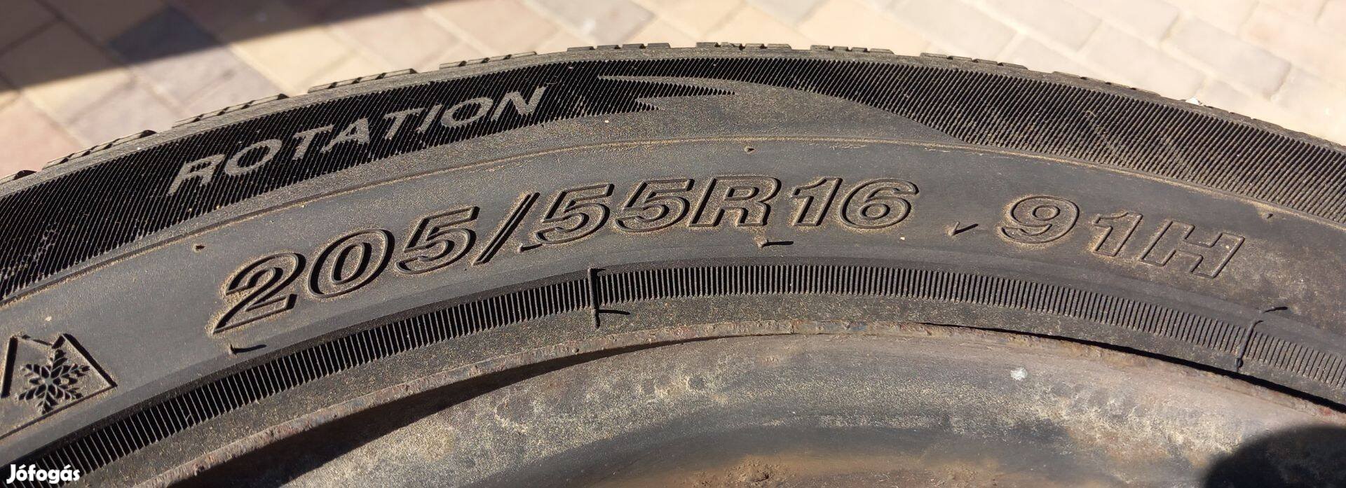 Téli gumi felnin, állvánnyal