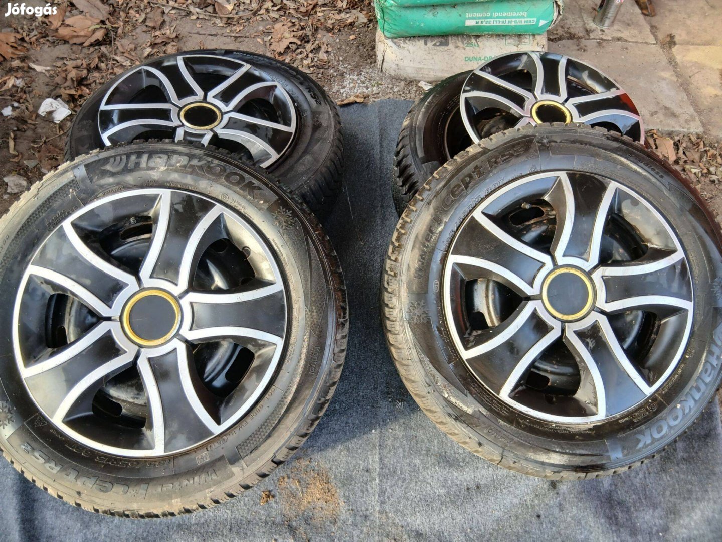 Téli gumi felnin, dísztárcsával