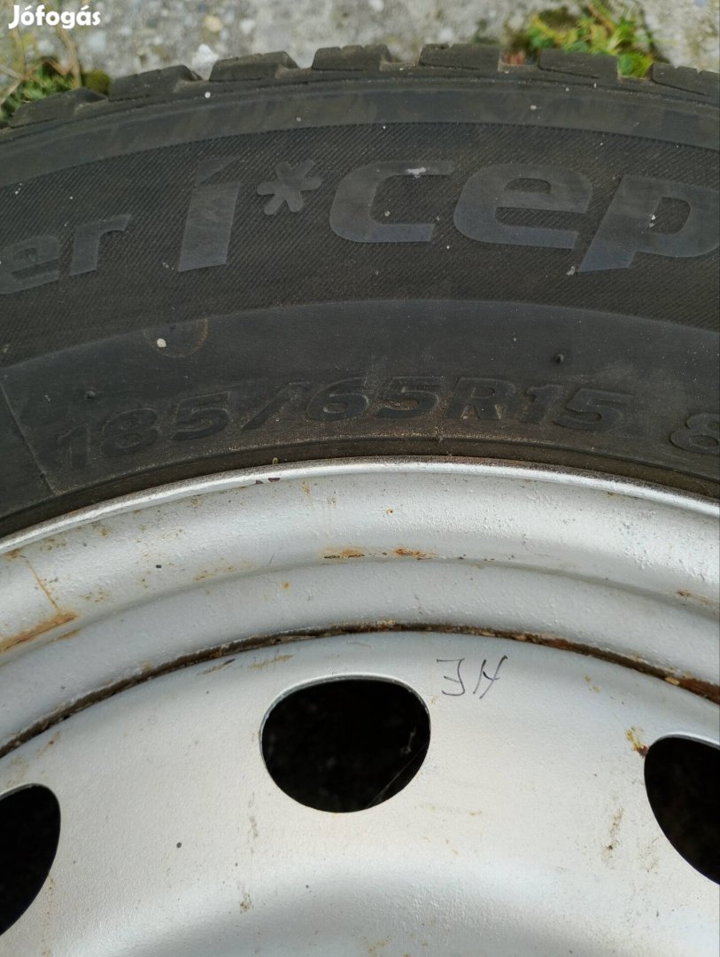 Teli gumi felnire szerelt 