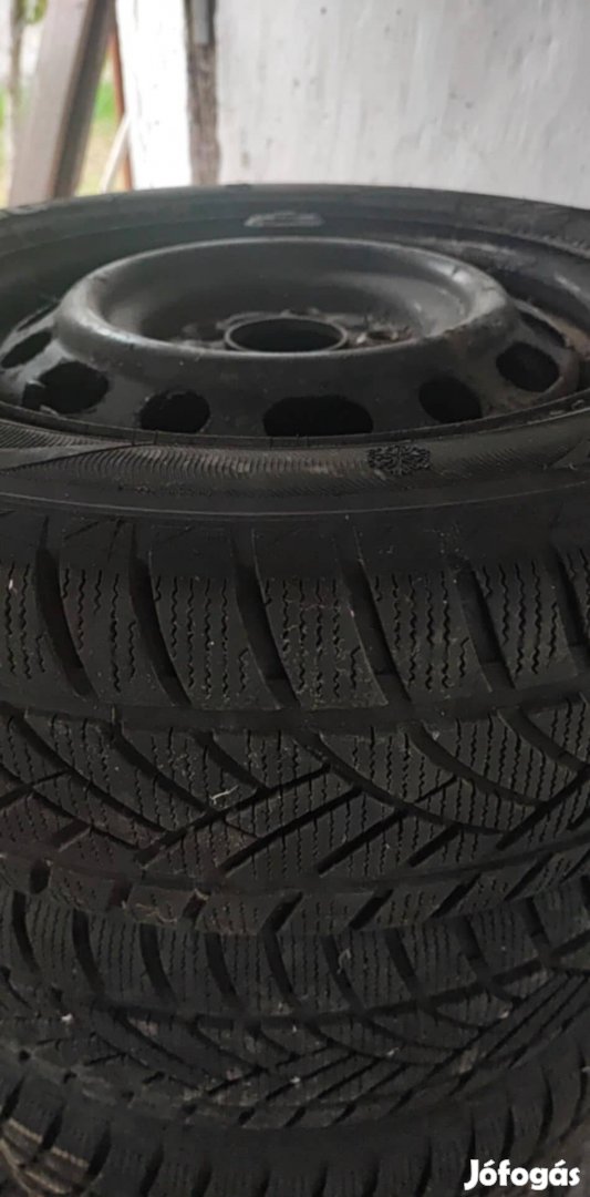 Téli gumi garnitúra acél felnin 195/65R15 (Mazda6-on volt)