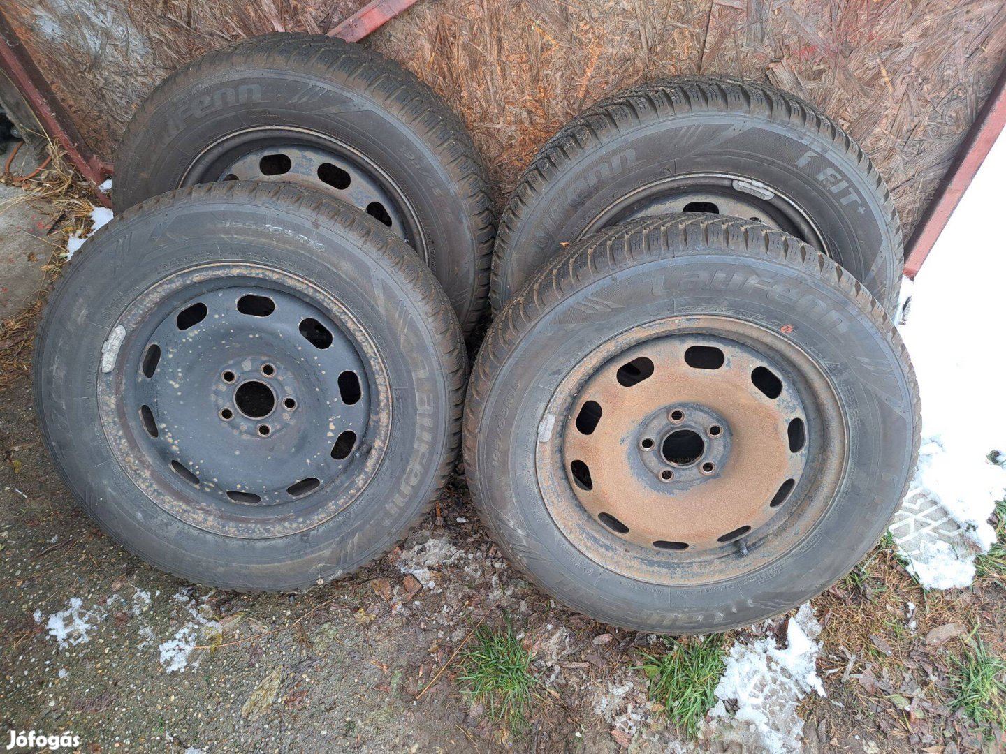 Téli gumi szerelve R15