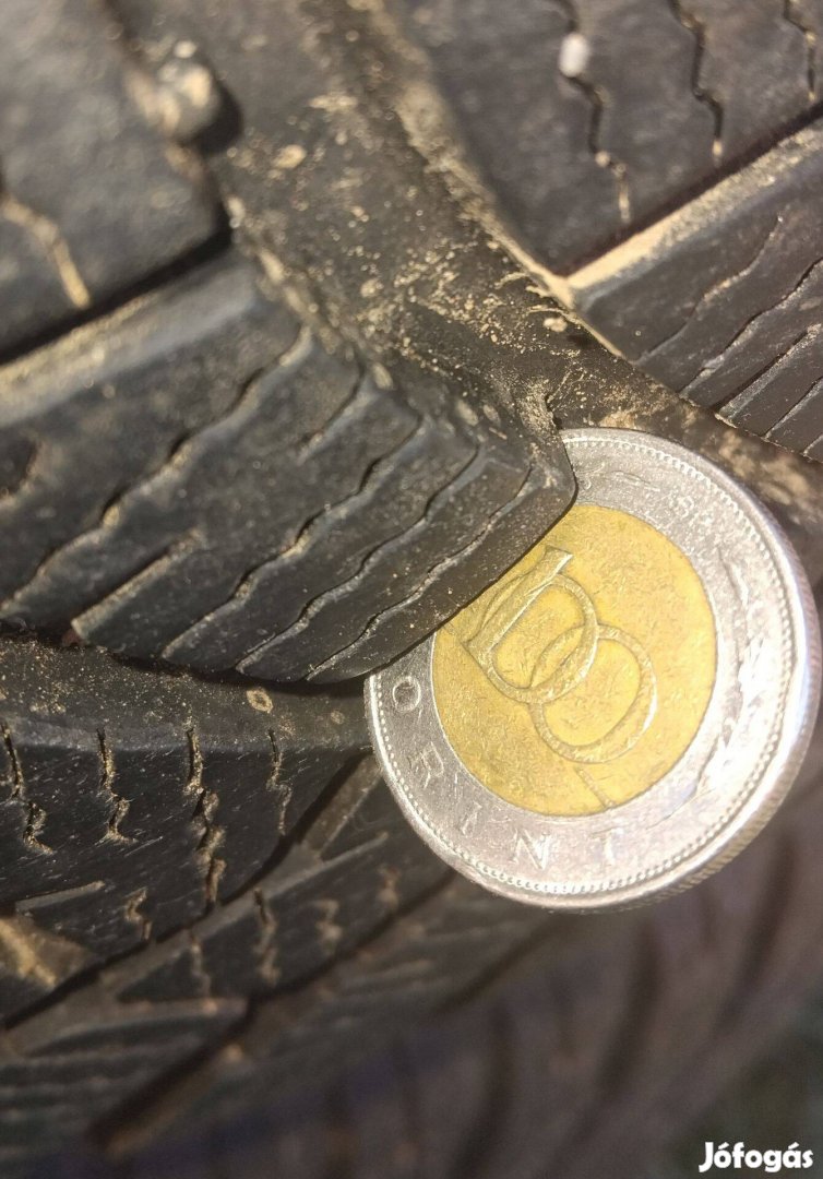 Téli gumik , felnikkel,dísztárcsákkal, csavarokkal