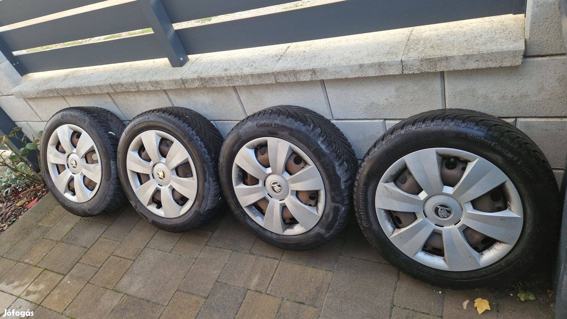 Téli kerék 4db 185/60R15 acél felnin Skoda dísztárcsákkal