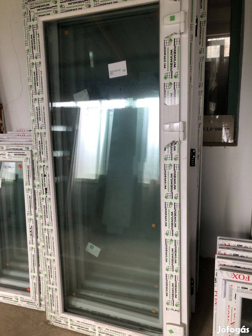 Teli üveges bejáratierkély ajtó