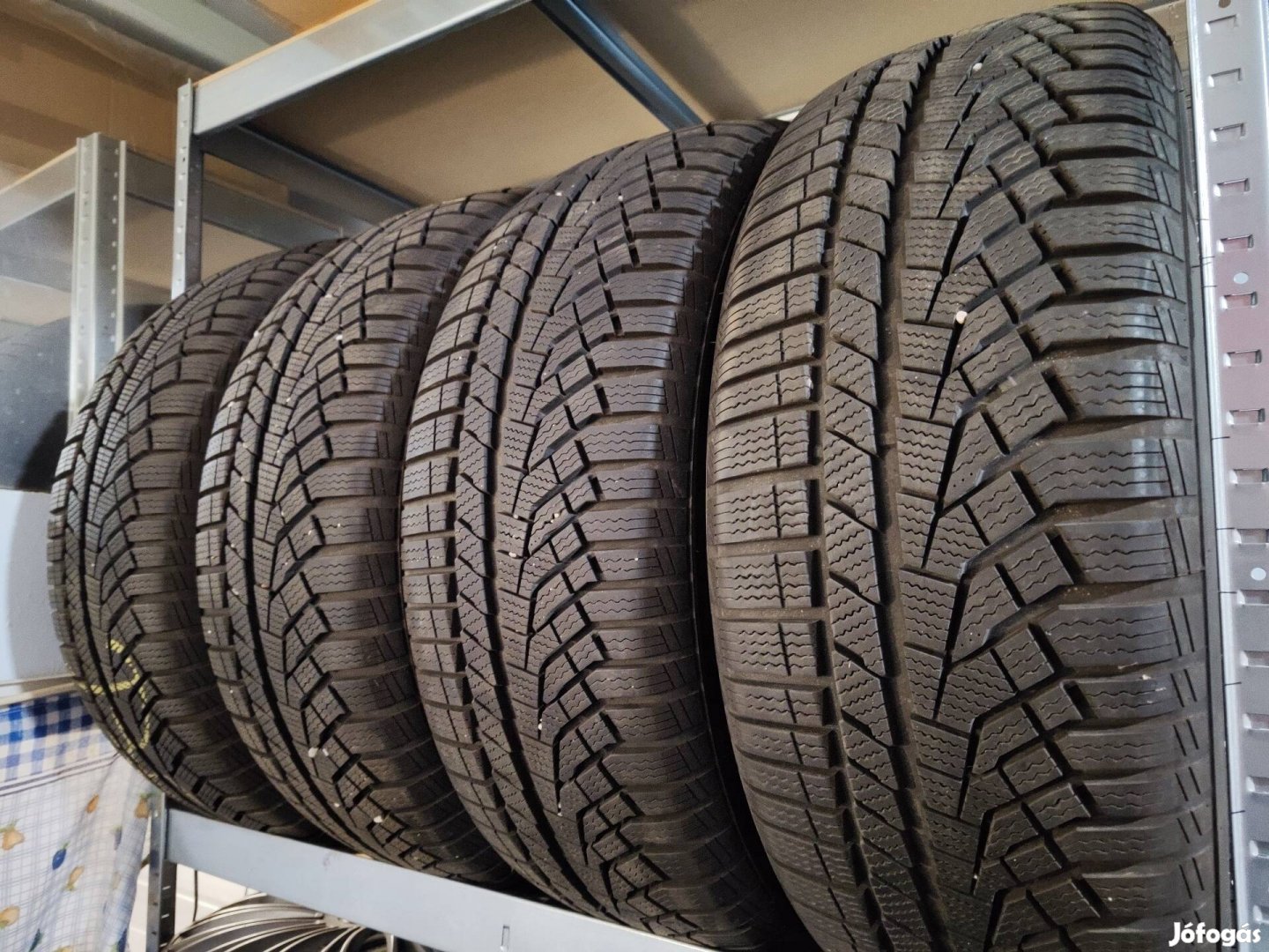 Téligumi 225/60 R17 szinte új.