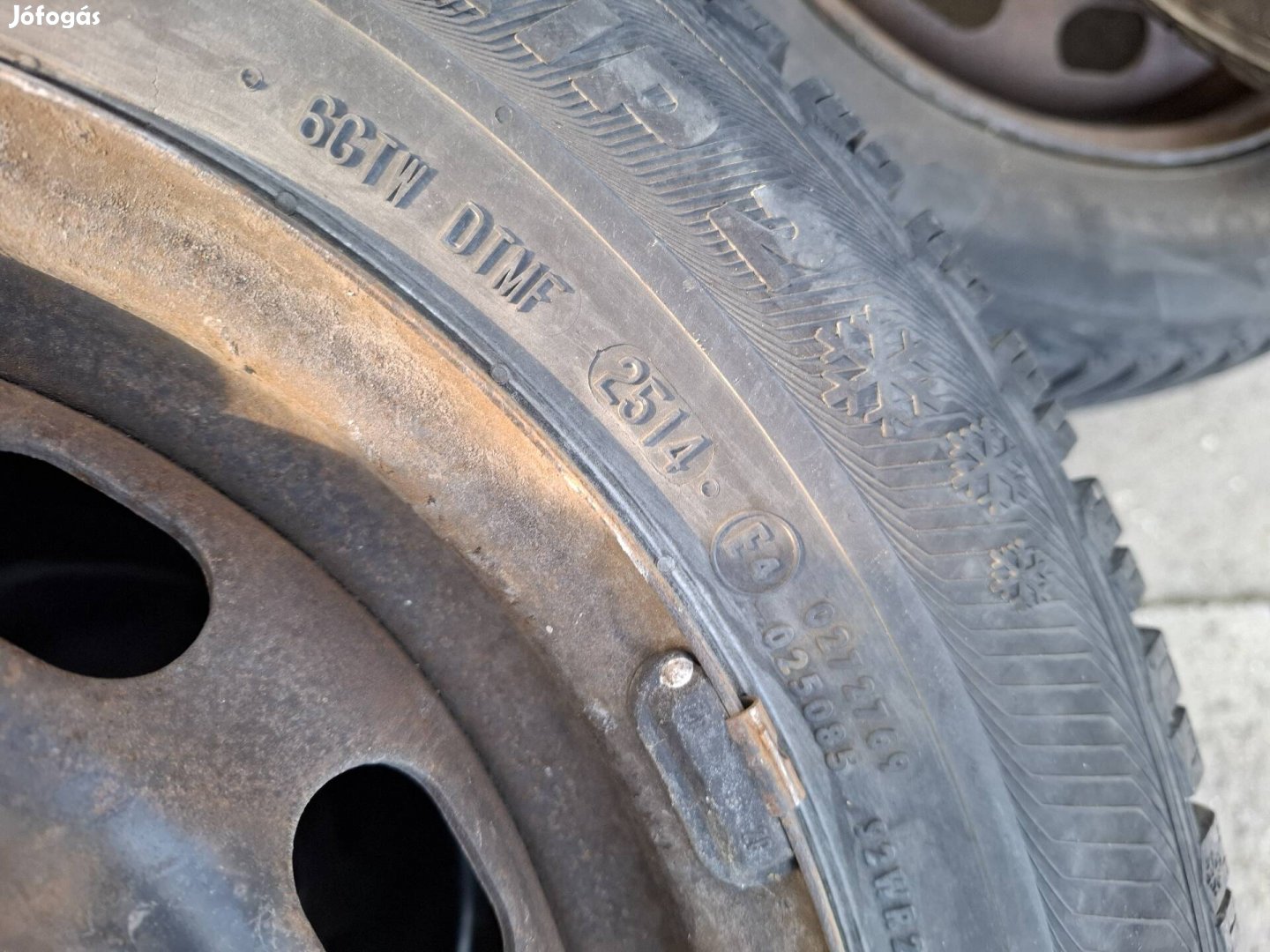 Teligumi acélfelnin.