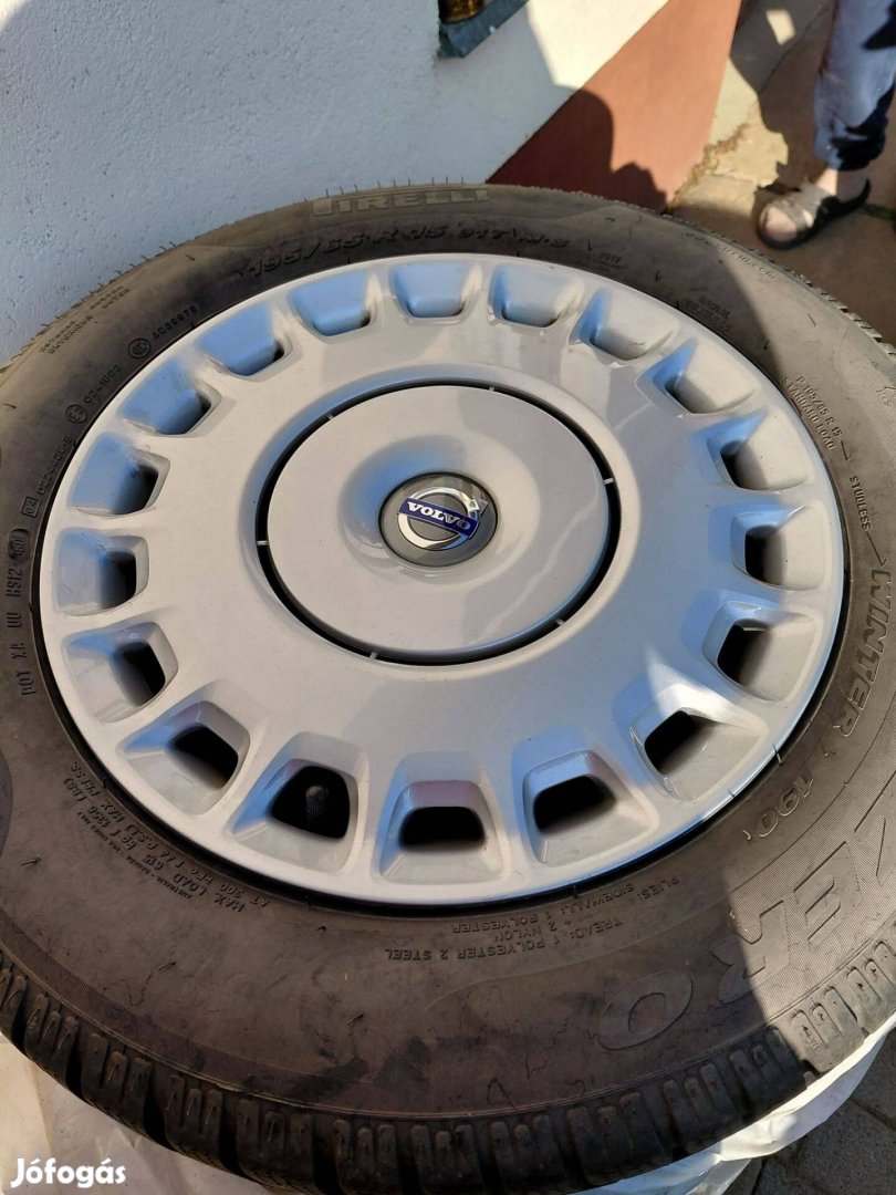 Téligumi gyári Volvo dísztárcsával