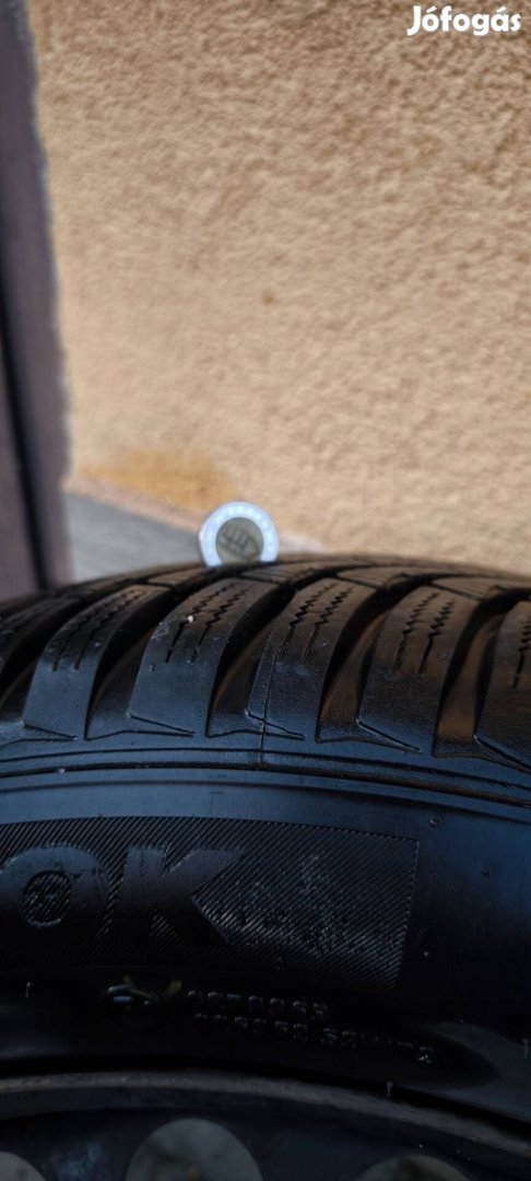 Téligumi szett felnivel gyári dísztárcsákkal.