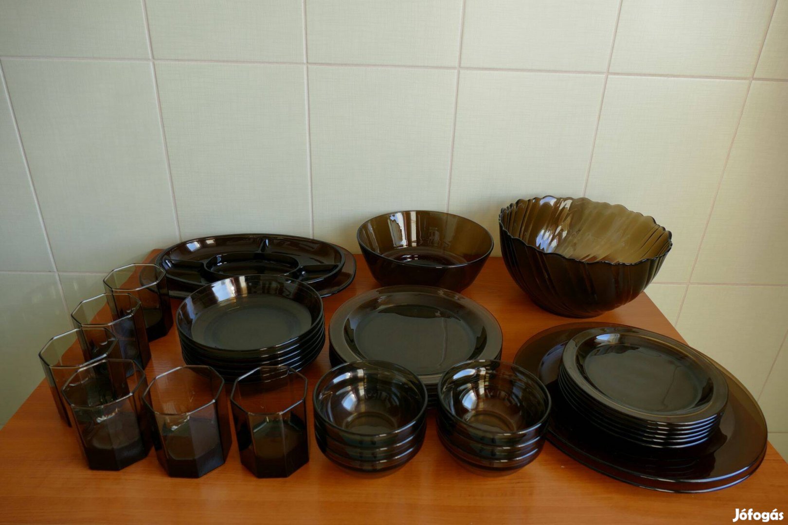 Teljes, hibátlan, füstszínű étkészlet