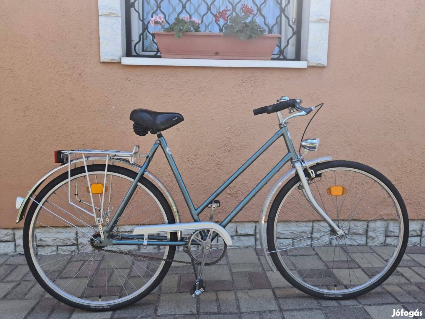 Teljesen felújított retró női kerékpár