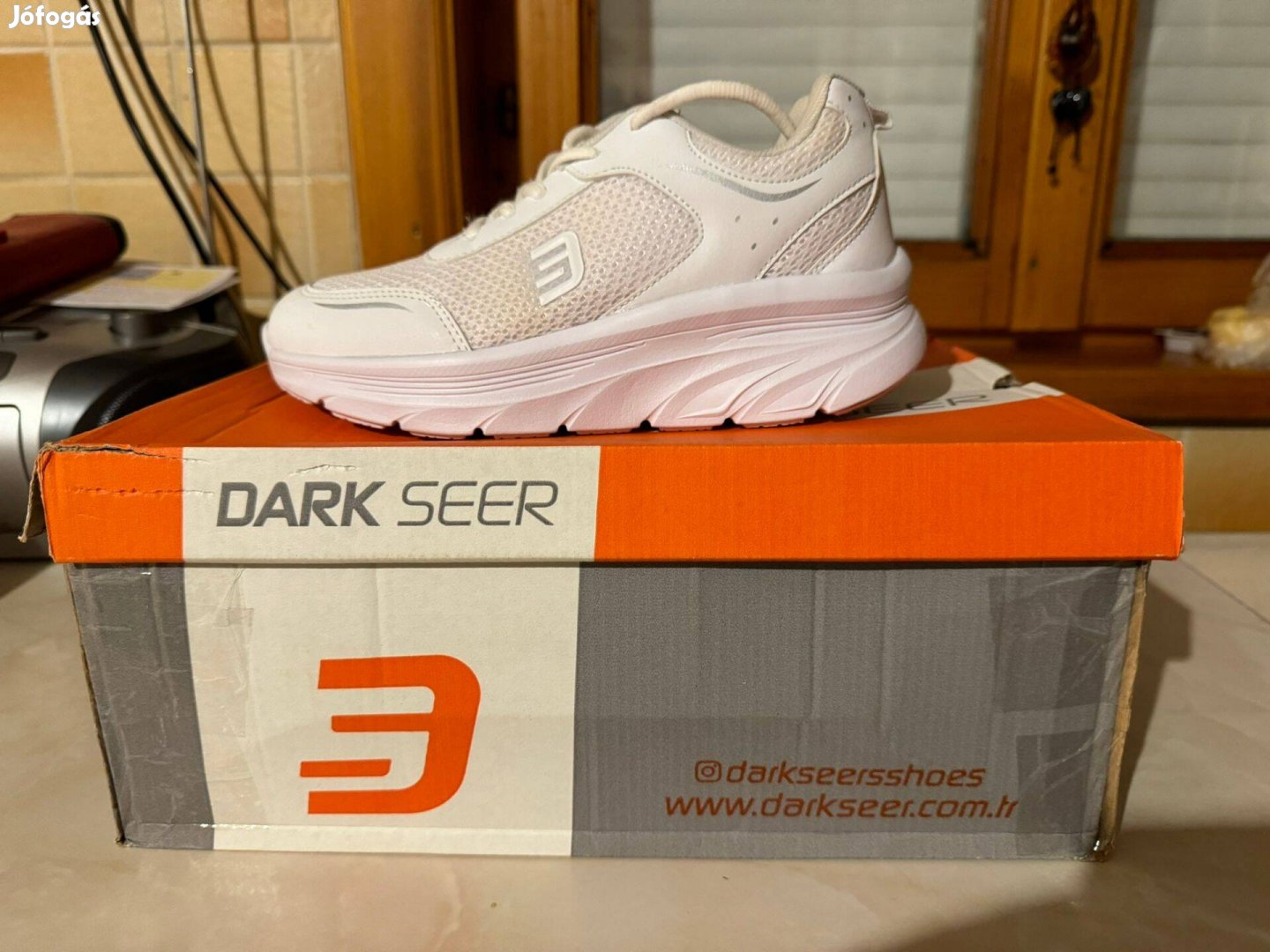 Teljesen új Dark Seer fehér színű , 37 -es Női cipő eladó