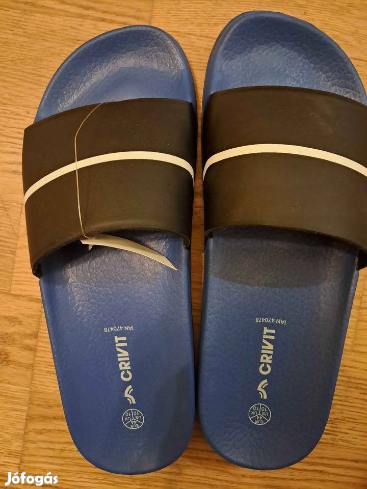 Teljesen új papucs és fehér zoknik