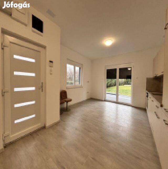 Teljeskörűen felújított 6 szobás családi ház Ikladon eladó