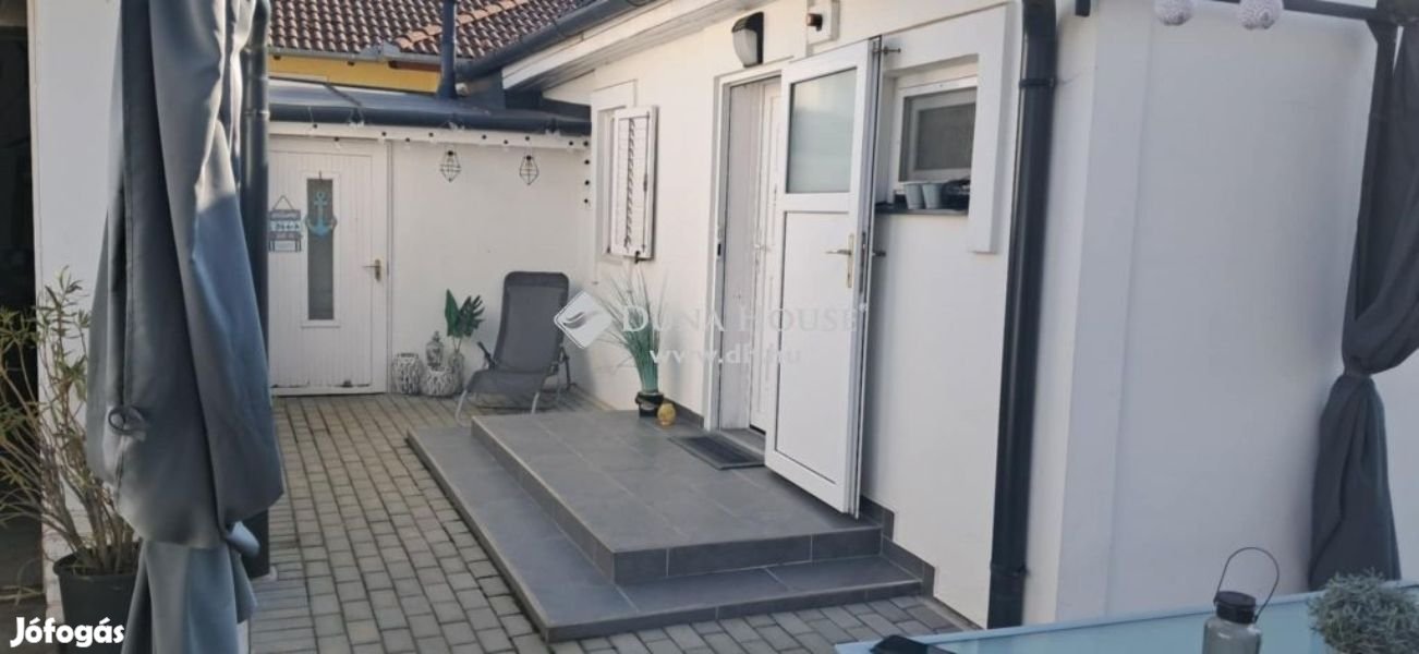 Teljeskörűen felújított, 79 nm-es 2 szobás,gardróbos családi ház