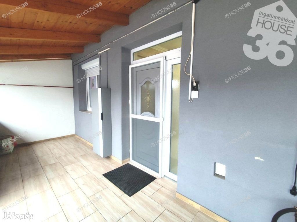 Teljeskörűen felújított, kétrendbeli sorházi lakás