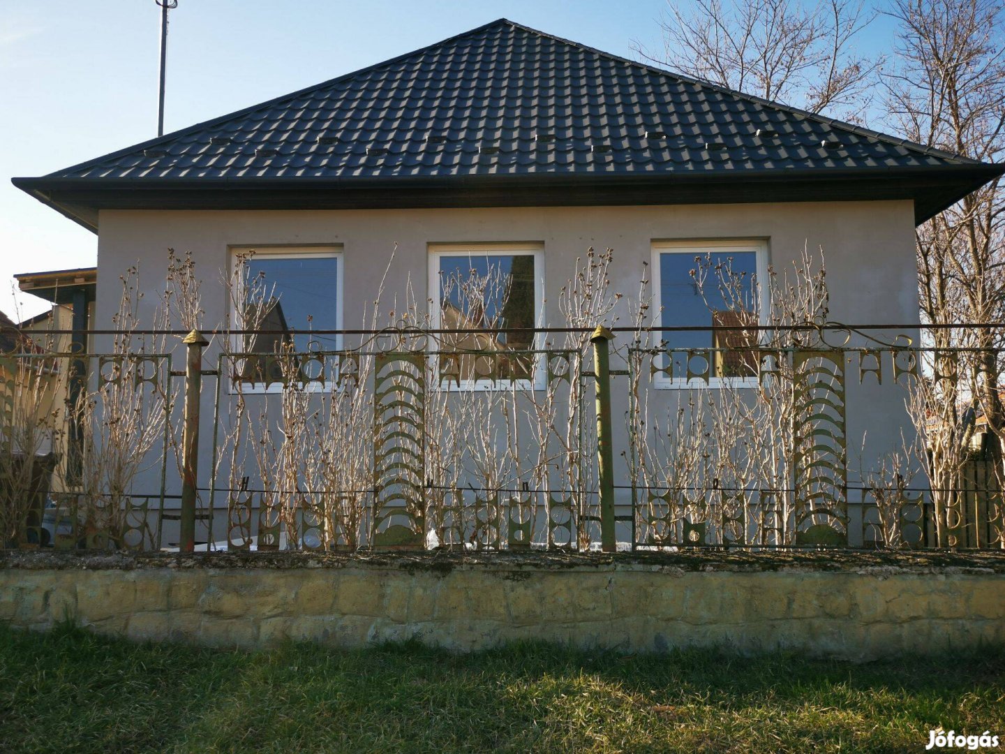 Teljeskörűen felújított családi ház 1000 m2-es telken eladó!