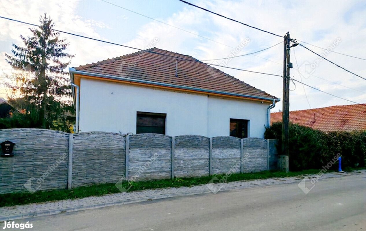 Teljeskörűen felújított nappali2 szobás családi ház