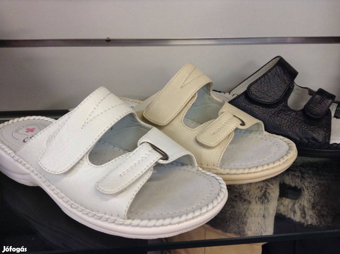 Tepőzáras női utcai papucs