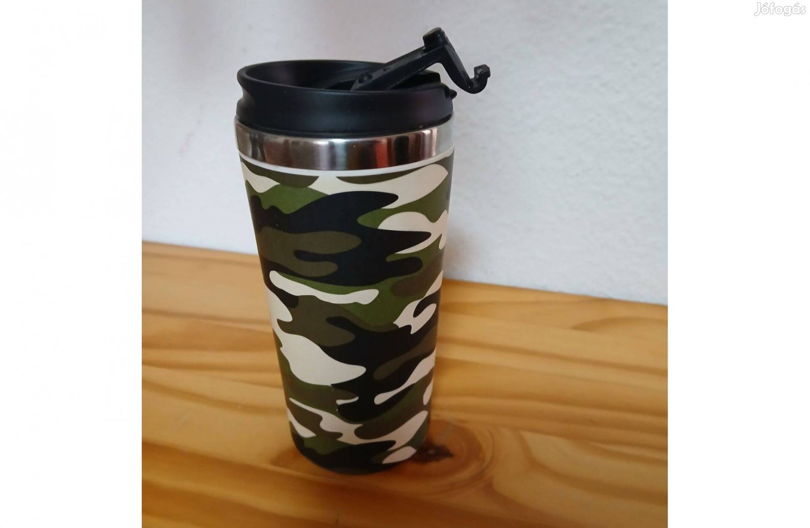 Terepszínű mintás utazó termosz bögre eladó!